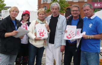 Kirchentag Bremen 2009 mit Guenter Hacerkamp vom weißen Friedensband