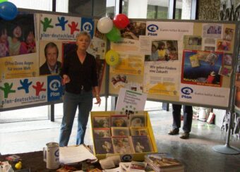 Brigitte beim Aufbau im Pforzheimer Rathaus