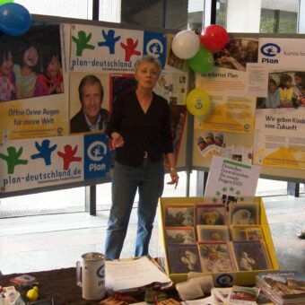 Brigitte beim Aufbau im Pforzheimer Rathaus