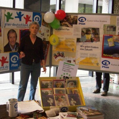 Brigitte beim Aufbau im Pforzheimer Rathaus