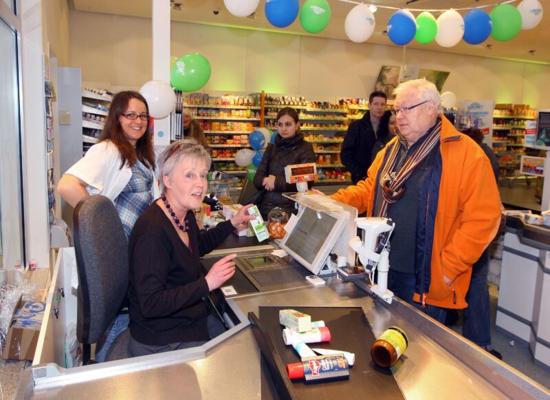 Brigitte Graeber kassiert bei dem dm -Drogeriemarkt