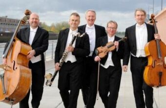 Fünf Herren im Frack: das Bremer Kaffeehaus - Orchester