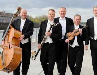 Fünf Herren im Frack: das Bremer Kaffeehaus - Orchester