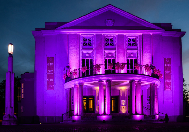 Pink angestrahltes Stralsunder Theater; Foto M.Wertschulte