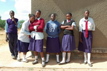 Gruppenbild vor Schule in Sambia