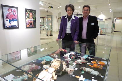 Dr. Juliana Köhler, Geschäftsführerin des Wattenmeer Besucherzentrums, und Karl-Heinz Schaub, Koordinator der Plan-Aktionsgruppe Wilhelmshaven, eröffnen WeltSpielZeug an der Nordseeküste. (Foto: Plan)
