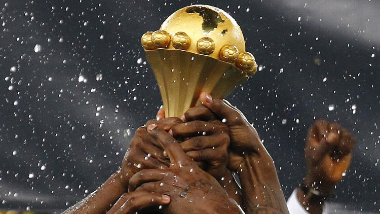 Die Nigerianische Nationalmannschaft gewinnt 2013 den Africa Cup of Nations und halten die Trophäe in die Höhe (Foto: Nic Bothma / EPA)