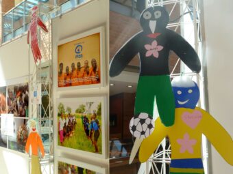 Kreative Fußball-Puppen begleiten die Ausstellung