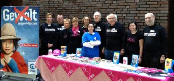 Stand der Plan AG Köln bei der Podiumsdiskussion und Fotoausstellung im Vorfeld zum Film "Voice of Violence" über Gewalt gegen Frauen im Kongo