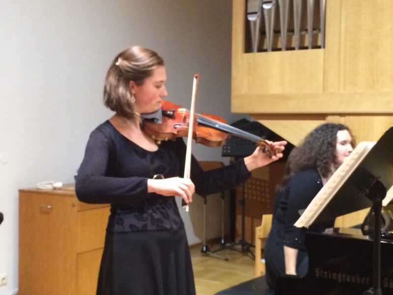 Lisa Wellisch am Flügel und Eva-Maria Preinfalk an der Violine.