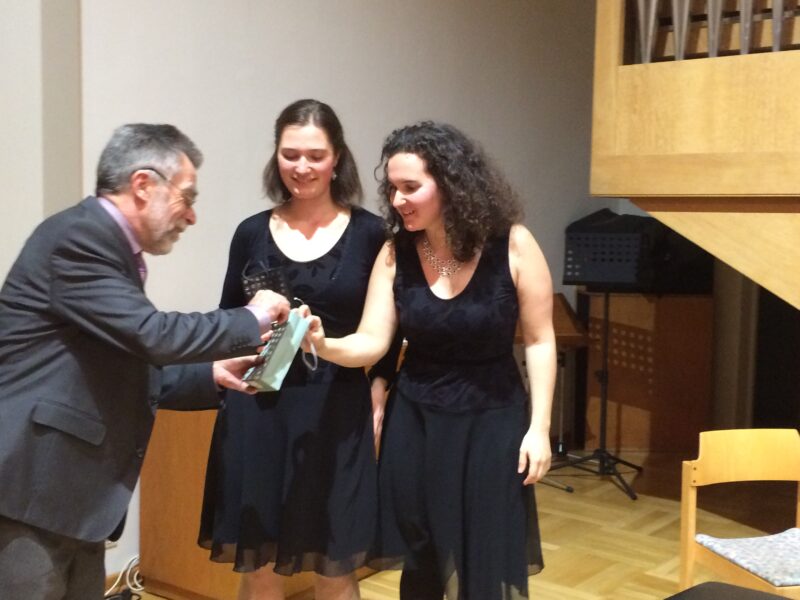 Heinrich Krämer von der AG Bayreuth bedankt sich bei den Musikerinnen. 