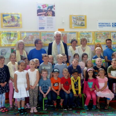 Bürgermeister Uwe Reese (Bildmitte - mit nepalesischen Begrüßungsschal) eröffnet mit Kindern der Grundschule "Am Wiesenhof" die Ausstellung