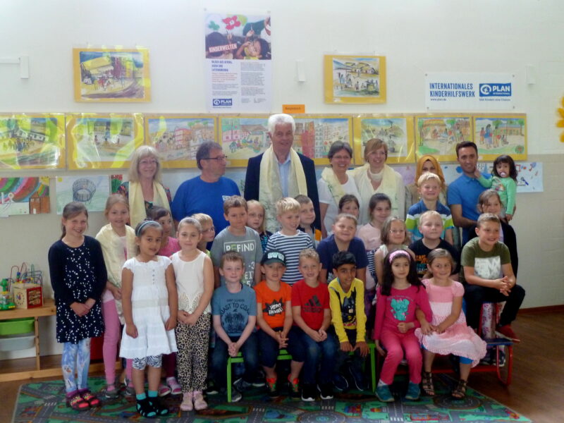Bürgermeister Uwe Reese (Bildmitte - mit nepalesischen Begrüßungsschal) eröffnet mit Kindern der Grundschule "Am Wiesenhof" die Ausstellung