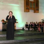 Konzert- und Opernsägerin Birgit Brodisch begrüßt die vielen Gäste