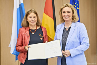 Bayerns Sozialministerin Kerstin Schreyer verleiht am am Donnerstag, 21. Juni 2018, das Verdienstkreuz am Bande des Verdienstordens der Bundesrepublik Deutschland an © Foto Gert Krautbauer/Stmas