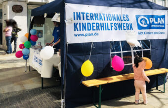 Tombola AG Schweinfurt Info-Stand Informationsstand Plan International, Kinderhilfswerk,