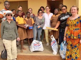 Frewillige mit Schülerinnen in Ghana.