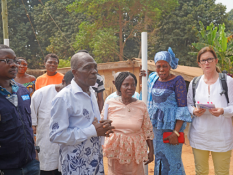 E. Hamacher mit Gemeindemitgliedern in Ghana.