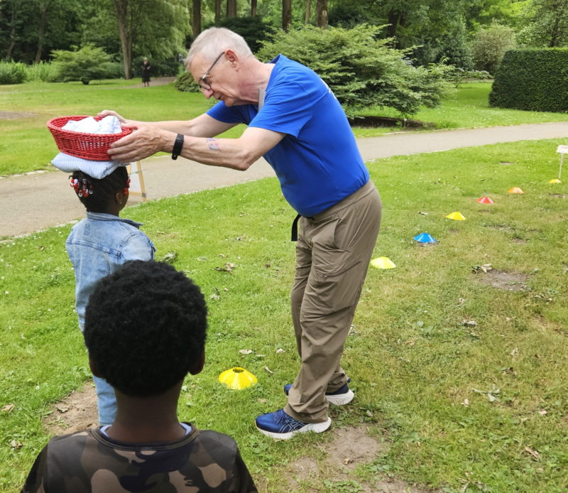 KulturMitmach Markt Bremen. Kinder auf dem Wasser-Parcours, mit Dieter, AG Bremen
