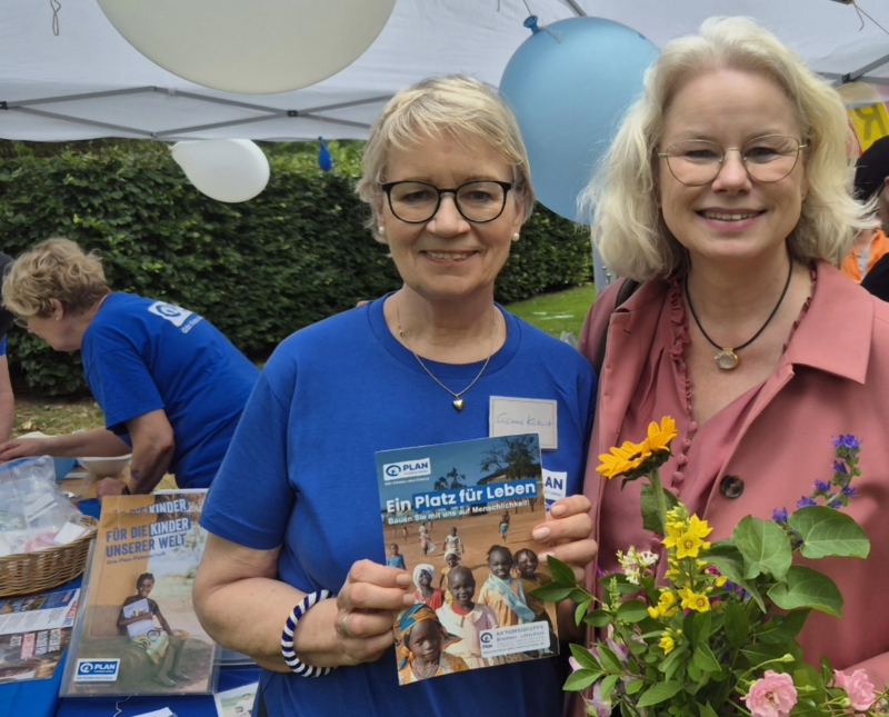 KulturMitmach Markt Bremen. Susanne mit Politikerin und Flyer "Ein Platz für Leben"