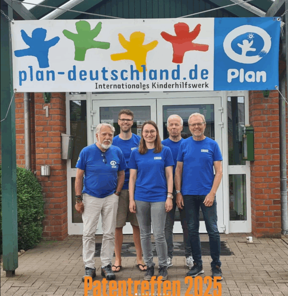 Eine Gruppe Menschen in Plan-Shirts