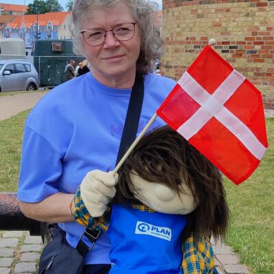 Sylke Freiberg mit Handpuppe Trudi und Dänemark Flagge