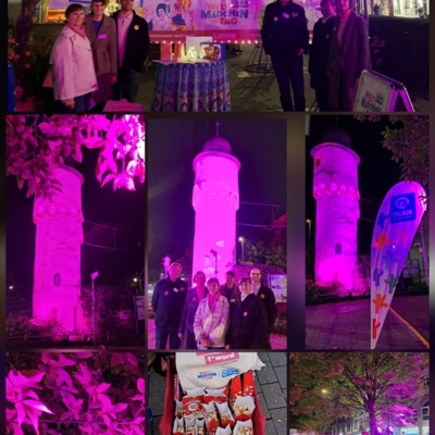 Eine Collage zeigt Menschen bei einer nächtlichen Freiluftveranstaltung mit einem "Mädchen Tag"-Banner, einem rosa leuchtenden Turm, geschmückten Tischen, beleuchteten Bäumen, einer Plan International-Flagge und mit Snacks gefüllten Tüten, alles in leuchtendem Pink und Lila.