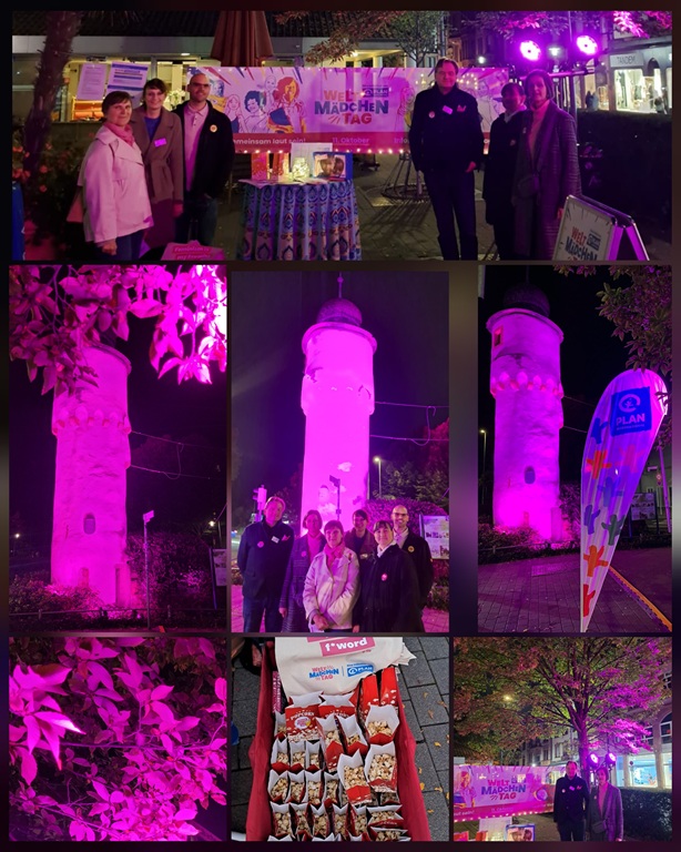 Eine Collage zeigt Menschen bei einer nächtlichen Freiluftveranstaltung mit einem "Mädchen Tag"-Banner, einem rosa leuchtenden Turm, geschmückten Tischen, beleuchteten Bäumen, einer Plan International-Flagge und mit Snacks gefüllten Tüten, alles in leuchtendem Pink und Lila.