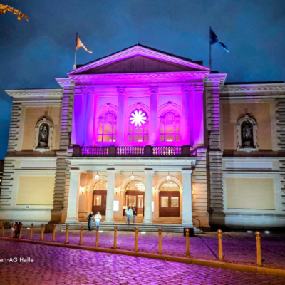 Die Oper in Halle, angestrahlt in pink