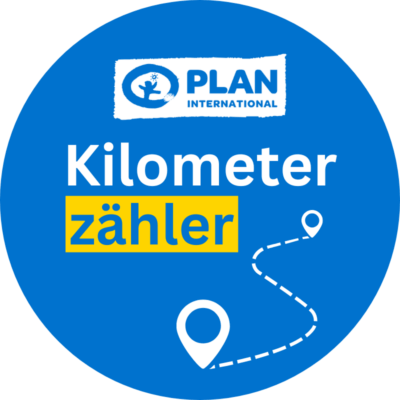 Eine blaue, kreisförmige Grafik zeigt oben das Plan International-Logo, den Schriftzug Kilometerzähler (mit gelb hervorgehobenen Zählern) und einen weißen, gestrichelten Pfad, der zwei Standort-Symbole verbindet.