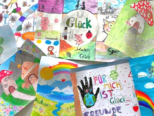 Eine Sammlung bunter Kinderzeichnungen mit Regenbögen, Bergen, Pilzen, Tieren und deutschen Wörtern wie "Glück" und "FÜR MICH IST GLÜCK". Die Zeichnungen sind lebendig, verspielt und zeigen fröhliche und skurrile Szenen.