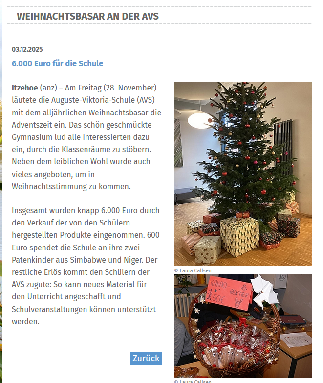 In einem Foyer steht ein geschmückter Weihnachtsbaum mit eingepackten Geschenken unter ihm. Darunter steht ein roter Korb mit der Aufschrift "Waffeln 0,50 €", gefüllt mit eingepackten Waffeln, auf einem Tisch mit weihnachtlichen Basteleien und einer Weihnachtsmannfigur, bereit für einen Wohltätigkeitsbasar in einer Schule.