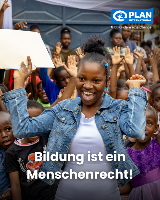 Eine lächelnde junge Frau in einer Jeansjacke hebt jubelnd die Arme, umgeben von jubelnden Kindern. Hinter ihr halten Kinder Zeitungen und wirken fröhlich. Das Logo von Plan International und der Slogan "Bildung ist ein Menschenrecht!" sind eingeblendet.