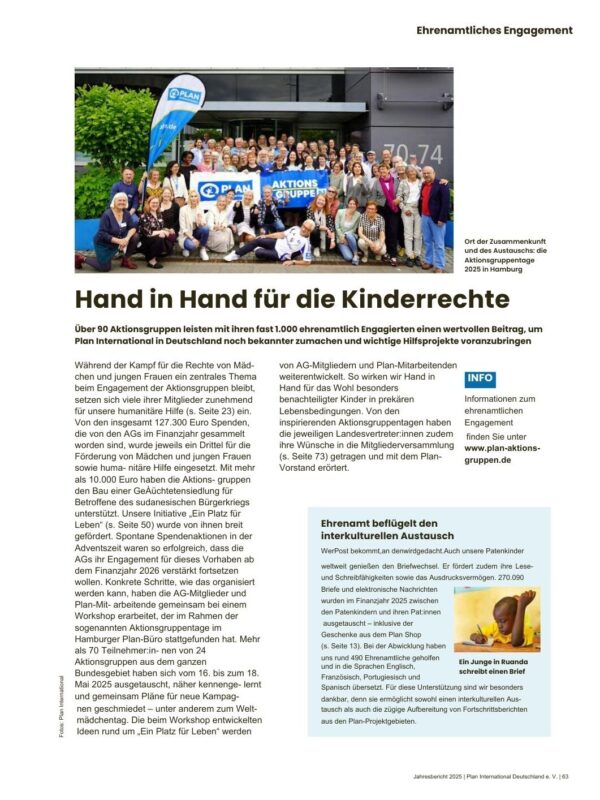 Eine bunt gemischte Gruppe von Erwachsenen und Kindern posiert draußen, viele lächelnd und winkend, vor einem Gebäude mit der Aufschrift "30-74". Sie stehen hinter einem blauen Transparent mit der Aufschrift "Aktion Schutzschild" und einem UNICEF-Logo. Rechts daneben steht ein Zeitschriftenartikel mit deutschem Text und Infoboxen.
