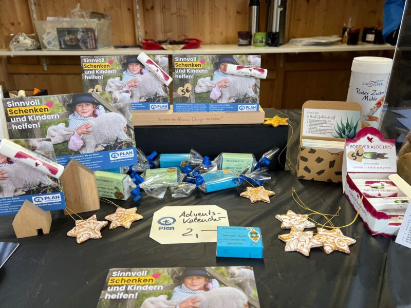 Ein Tisch mit verschiedenen Gegenständen darauf.