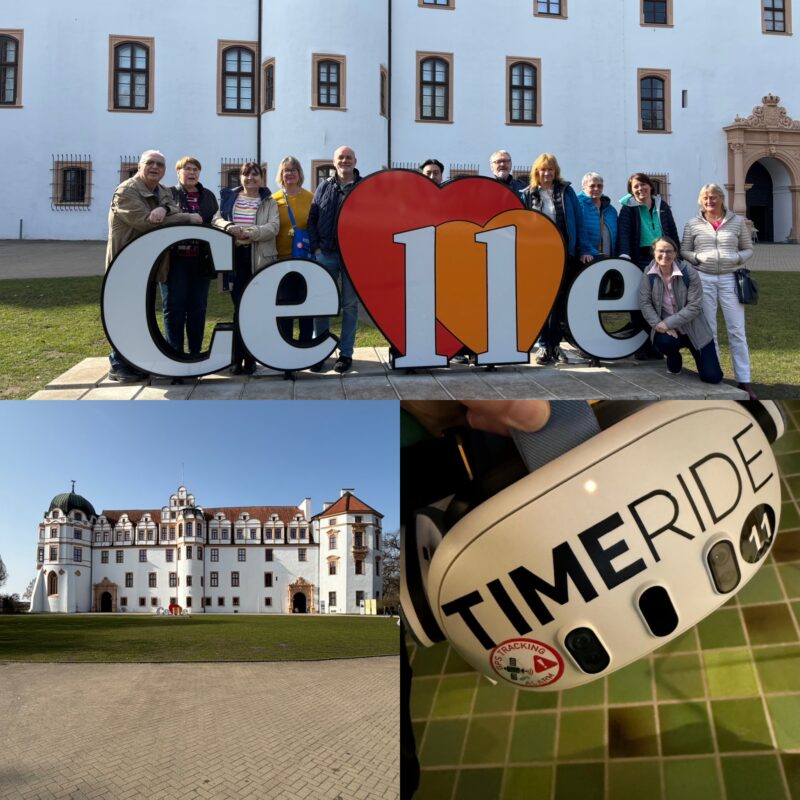 Eine Gruppe posiert neben einem großen "Celle"-Schild mit einem roten Herz vor einem weißen Gebäude. Darunter steht ein weißes Schloss mit Türmen im Sonnenlicht. Daneben ist eine Nahaufnahme eines Virtual-Reality-Headsets mit der Aufschrift TIMERIDE zu sehen.
