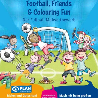 Buntes Poster mit verschiedenen Kindern, die Fußball spielen und zeichnen. Zwei Kinder reiten auf einem riesigen Bleistift, andere spielen mit einem Fußball, und ein Mädchen malt mit Buntstiften. Der Hintergrund hat blaue Farbverläufe, Fußbälle und spielerische Kritzeleien und wirbt für einen Fußball-Malwettbewerb.