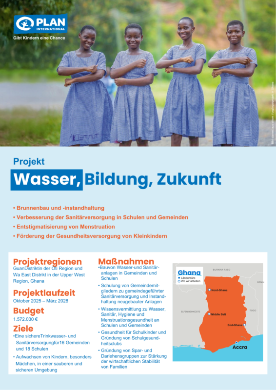 Fünf lächelnde Mädchen in blauen Uniformen stehen mit verschränkten Armen in einer Reihe im Freien. Das Plakat trägt den Titel "Projekt Wasser, Bildung, Zukunft" und enthält Angaben zum Projekt, zu den Zielen, zum Budget und eine Karte von Ghana, auf der die Projektregionen markiert sind. Der Text ist auf Deutsch.