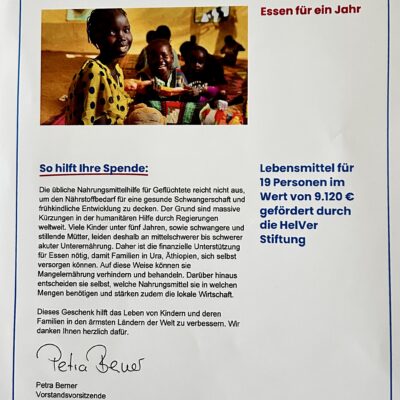Ein deutscher Geschenkgutschein von Plan International mit einem Foto von lächelnden afrikanischen Kindern beim Essen. Auf der von Petra Beuys unterzeichneten Bescheinigung steht, dass eine Spende im Wert von 9.120 € 19 Menschen ein Jahr lang mit Lebensmitteln versorgt hat. Der Text erläutert die Wirkung der Spende.