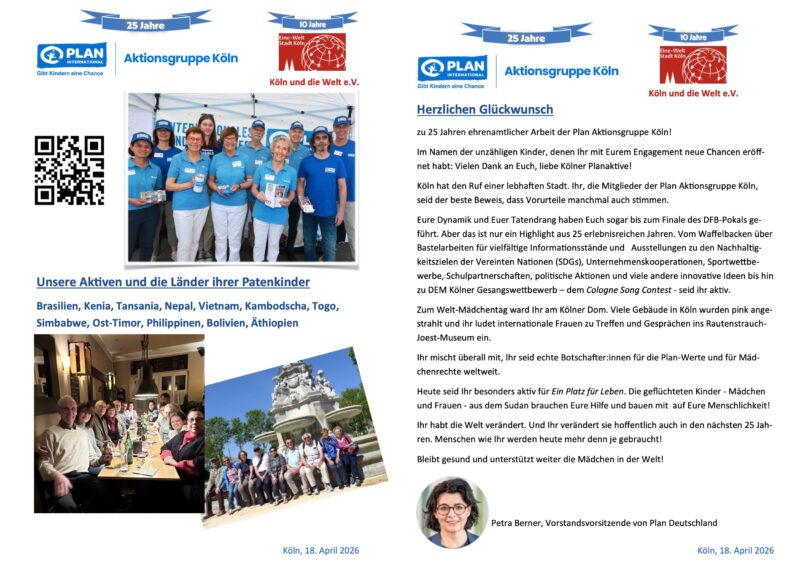 Ein zweiseitiger Flyer zum 25-jährigen Jubiläum der Aktionsgruppe Köln zeigt ein Gruppenfoto mit lächelnden Mitgliedern in blauen Hemden, einen informativen Text, einen QR-Code und Bilder von weltweiten Standorten sowie eine Frau in weißer Bluse mit Brille unten rechts.