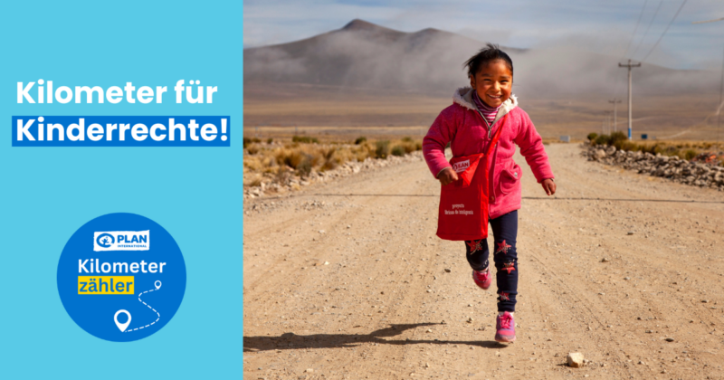 Ein lächelndes junges Mädchen läuft einen Feldweg in einer abgelegenen Berglandschaft entlang. Auf der linken Seite steht in blauer Schrift "Kilometer für Kinderrechte!", darunter ein rundes Logo für die Kilometerzähler-Kampagne von PLAN.