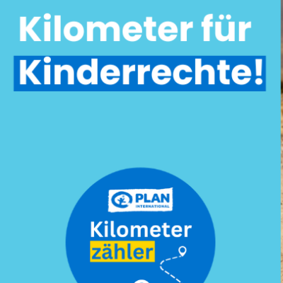 Ein lächelndes junges Mädchen läuft einen Feldweg in einer abgelegenen Berglandschaft entlang. Auf der linken Seite steht in blauer Schrift "Kilometer für Kinderrechte!", darunter ein rundes Logo für die Kilometerzähler-Kampagne von PLAN.