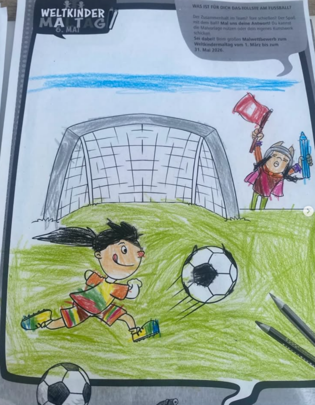 Ein Kind in einem gelb-roten Fußballtrikot kickt einen Fußball auf einem grünen Feld in Richtung eines großen Tores. Ein anderes Kind, das als Schiedsrichter mit einer Pfeife gekleidet ist und eine rote Karte hochhält, steht in der Nähe des Tores. Der Himmel ist blau und die Szene ist mit Buntstiften von Hand gezeichnet.