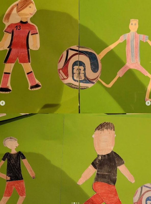 Zwei handgezeichnete Papierfußballspieler erscheinen auf grünem Hintergrund, der in zwei Bereiche unterteilt ist. Oben: Ein Spieler in Rot steht einem anderen in einem gestreiften Trikot gegenüber, zwischen ihnen ein Fußball. Unten: Zwei weitere Spieler, beide in roten Shorts und schwarzen Hemden, bereiten sich auf den Einsatz vor.