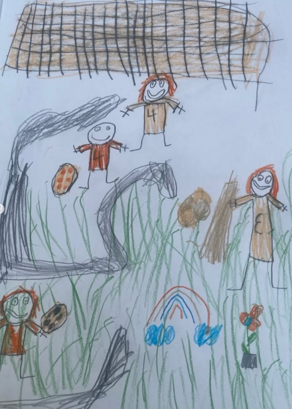 Die Kinderzeichnung zeigt vier lächelnde Figuren mit roten Haaren; zwei stehen auf einem großen grauen Dinosaurier, eine steht auf Gras und eine hält eine Malerpalette. Oben auf der Seite sind ein Regenbogen, eine Blume, bunte Eier, braune Felsen und ein braunes Gitter zu sehen.