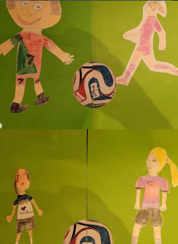 Vier handgezeichnete, farbige Papierausschnitte von Fußballspielern stehen auf grünem Papier, mit einem echten Fußball in der Mitte, der die obere und untere Hälfte trennt. Oben: ein Junge in grün/schwarz und ein Mädchen in rosa. Unten: ein Junge in weiß/blau und ein Mädchen in lila.