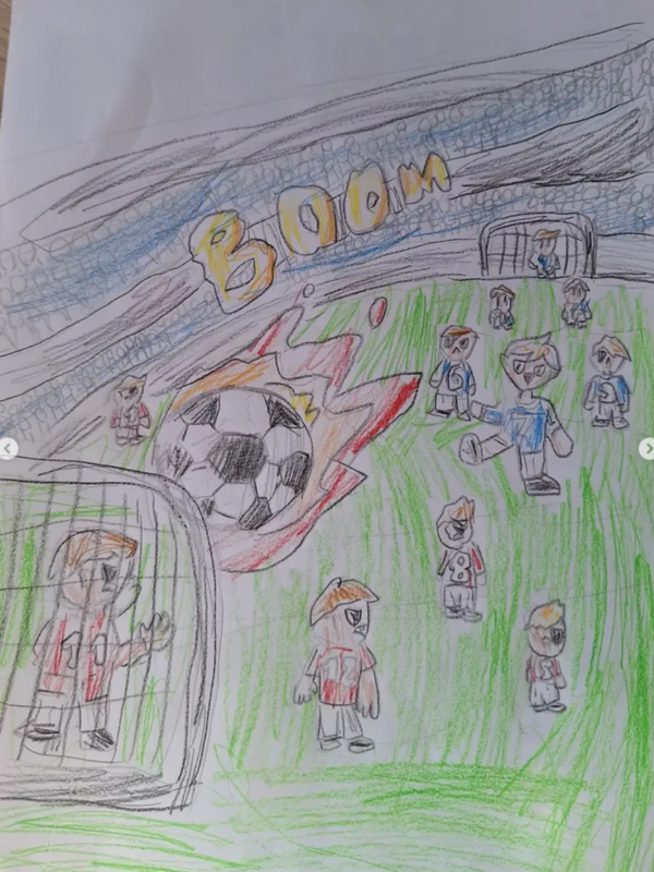 Eine bunte Kinderzeichnung eines Fußballspiels zeigt Spieler in rot-weißen gegen blau-weiße Trikots. Ein brennender Fußball fliegt auf das Tor zu, darüber steht in gelber Schrift "BOOM". Das Spielfeld und das Stadion sind mit schwungvollen, kreideartigen Linien gezeichnet.