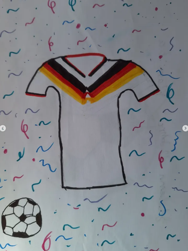Ein handgezeichnetes Bild eines weißen Fußballtrikots mit schwarzen, roten und gelben Streifen auf der Brust, umrandet in Schwarz und Rot. Ein schwarzer und weißer Fußball befindet sich in der unteren linken Ecke. Buntes Konfetti und verschnörkelte Linien füllen den Hintergrund.