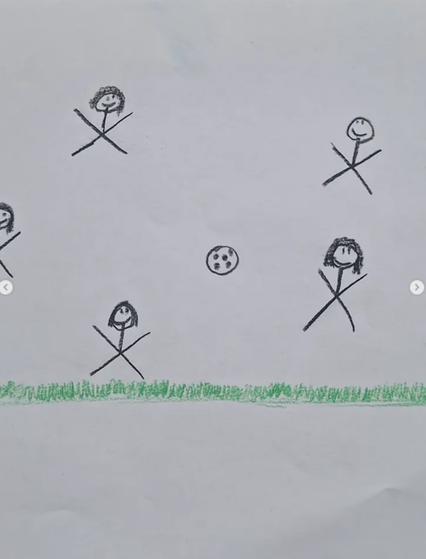 Kindliche Zeichnung von fünf Strichmännchen mit lächelnden Gesichtern, die sich auf einem weißen Hintergrund mit grünem Gras am unteren Rand ausbreiten. Ein Fußball ist in der Mitte zwischen ihnen, was darauf hindeutet, dass sie zusammen ein Spiel spielen.