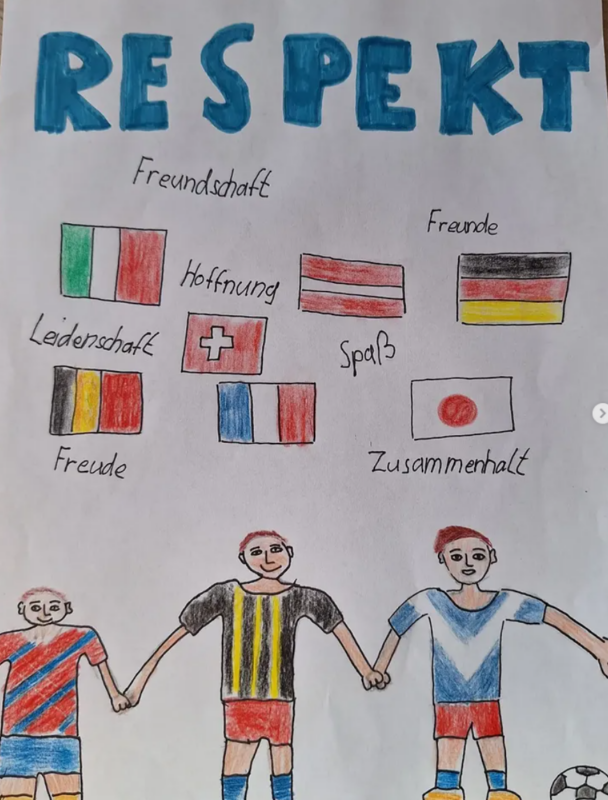 Handgezeichnetes Poster mit RESPEKT in Blau oben, neun Nationalflaggen und deutschen Wörtern wie Freundschaft, Hoffnung, Freude. Unten halten sich drei Fußballspieler in unterschiedlichen Trikots an den Händen und werben für Einigkeit und Respekt im Fußball.
